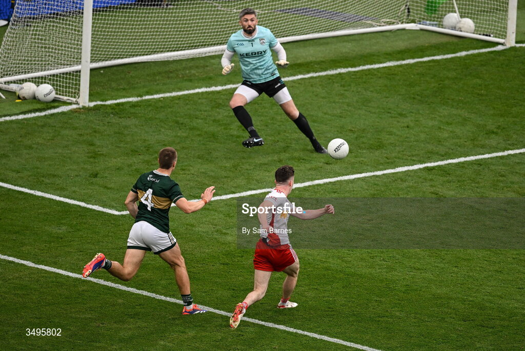 27 June 2026; Eoin McElholm of Tyrone shoots over the bar for a point under pressure from Dylan Casey of Kerry during the GAA Football All-Ireland Senior Championship quarter-final match between Kerry and Tyrone at Croke Park in Dublin. Photo by Sam Barnes/Sportsfile