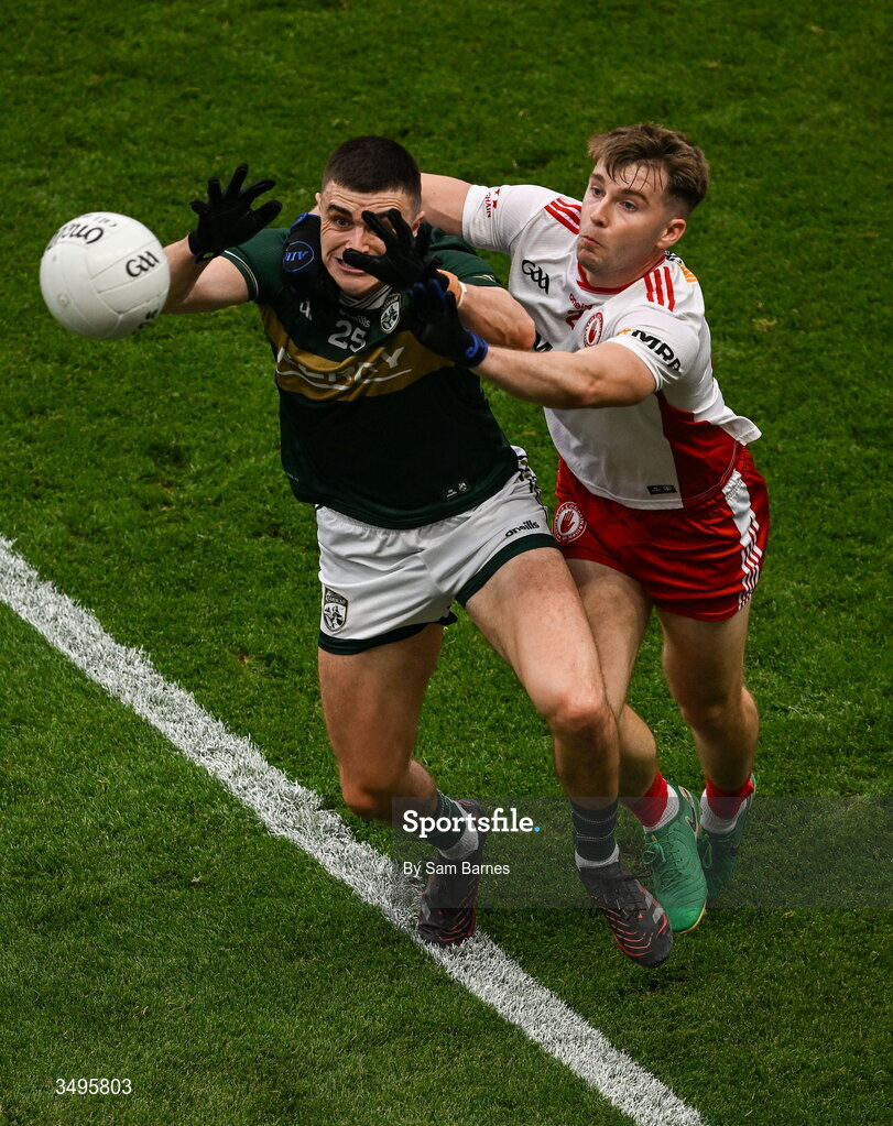 27 June 2026; Seán O'Shea of Kerry in action against Cormac Quinn of Tyrone during the GAA Football All-Ireland Senior Championship quarter-final match between Kerry and Tyrone at Croke Park in Dublin. Photo by Sam Barnes/Sportsfile