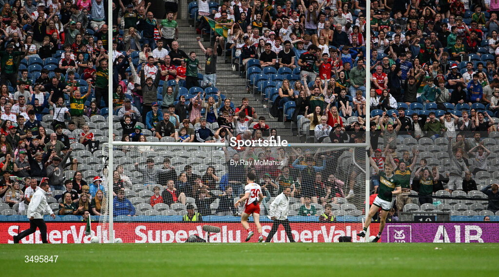 27 June 2026; A score umpire reaches for the green flag to signal the last second goal, scored by Armin Heinrich of Kerry, as Joey Clarke of Tyrone fails to stop the ball and Killian Spillane of Kerry celebrates during the GAA Football All-Ireland Senior Championship quarter-final match between Kerry and Tyrone at Croke Park in Dublin. Photo by Ray McManus/Sportsfile