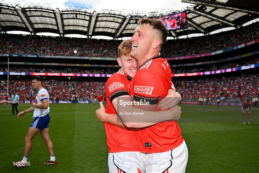 28 June 2026; Padric Tinnelly of Louth, left, celebrates with teammate Ryan Burns after their side's victory in the GAA Football All-Ireland Senior Championship quarter-final match between Louth and Monaghan at Croke Park in Dublin. Photo by Sam Barnes/Sportsfile