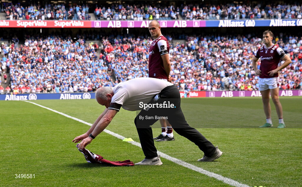 28 June 2026; A galway number 10 jersey is laid on the pitch by member of the Galway backroom team in memory of Paul Clancy before the GAA Football All-Ireland Senior Championship quarter-final match between Dublin and Galway at Croke Park in Dublin. Photo by Sam Barnes/Sportsfile