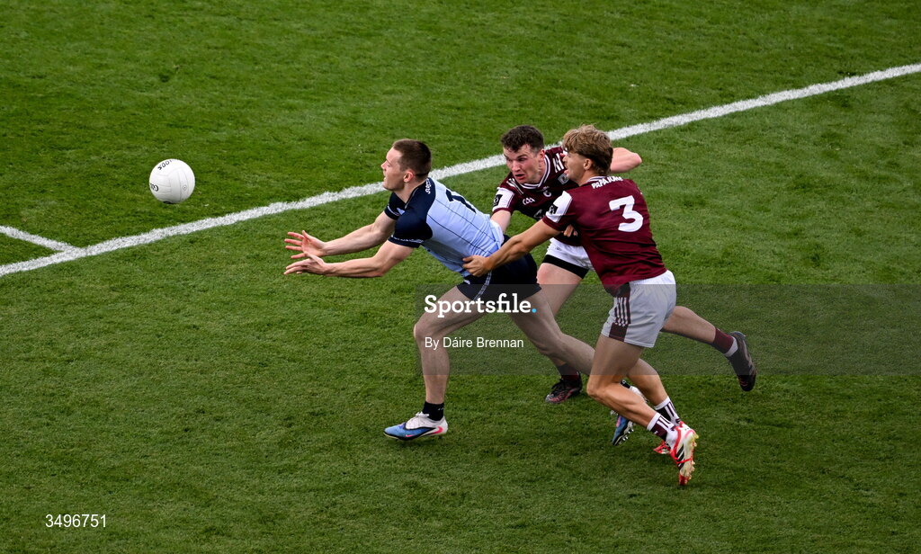 28 June 2026; Con O'Callaghan of Dublin in action against John Daly, left, and Cian Hernon of Galway during the GAA Football All-Ireland Senior Championship quarter-final match between Dublin and Galway at Croke Park in Dublin. Photo by Daire Brennan/Sportsfile