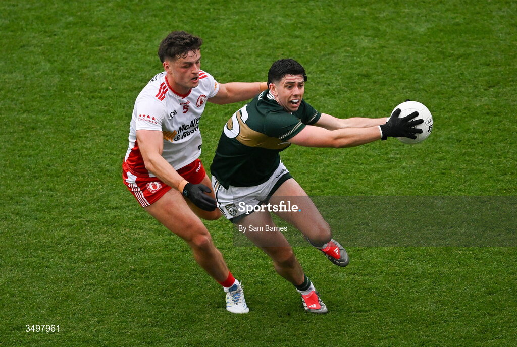 27 June 2026; Dylan Geaney of Kerry in action against Michael McKernan of Tyrone during the GAA Football All-Ireland Senior Championship quarter-final match between Kerry and Tyrone at Croke Park in Dublin. Photo by Sam Barnes/Sportsfile