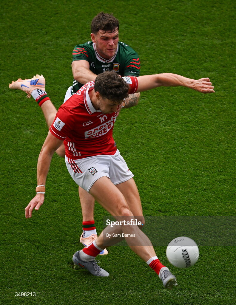 27 June 2026; Paul Walsh of Cork in action against Jordan Flynn of Mayo during the GAA Football All-Ireland Senior Championship quarter-final match between Cork and Mayo at Croke Park in Dublin. Photo by Sam Barnes/Sportsfile