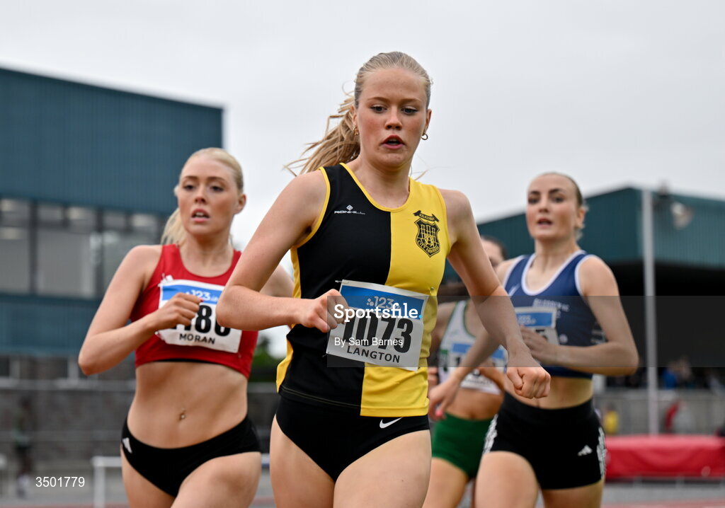 4 July 2026; Pia Langton of Kilkenny City Harriers AC, centre, on her way to winning the under 20 women's 800m final, ahead of Grainne Moran of Dundalk St Gerards AC, left, and Freya Bateman of Belgooly AC, right, during day one of the 123.ie National U20 & U23 Track & Field Championships at Tullamore Harriers Athletics Club in Tullamore, Offaly. Photo by Sam Barnes/Sportsfile