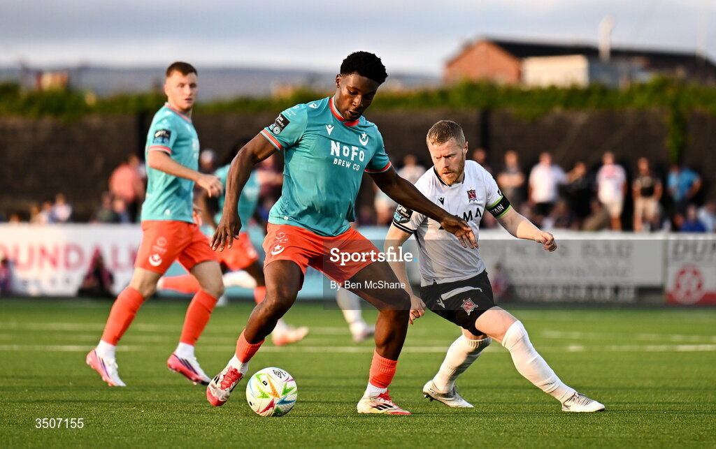 10 July 2026; Edwin Agbaje of Drogheda United in action against Daryl Horgan of Dundalk during the SSE Airtricity Men’s Premier Division match between Dundalk and Drogheda United at Oriel Park in Dundalk, Louth. Photo by Ben McShane/Sportsfile