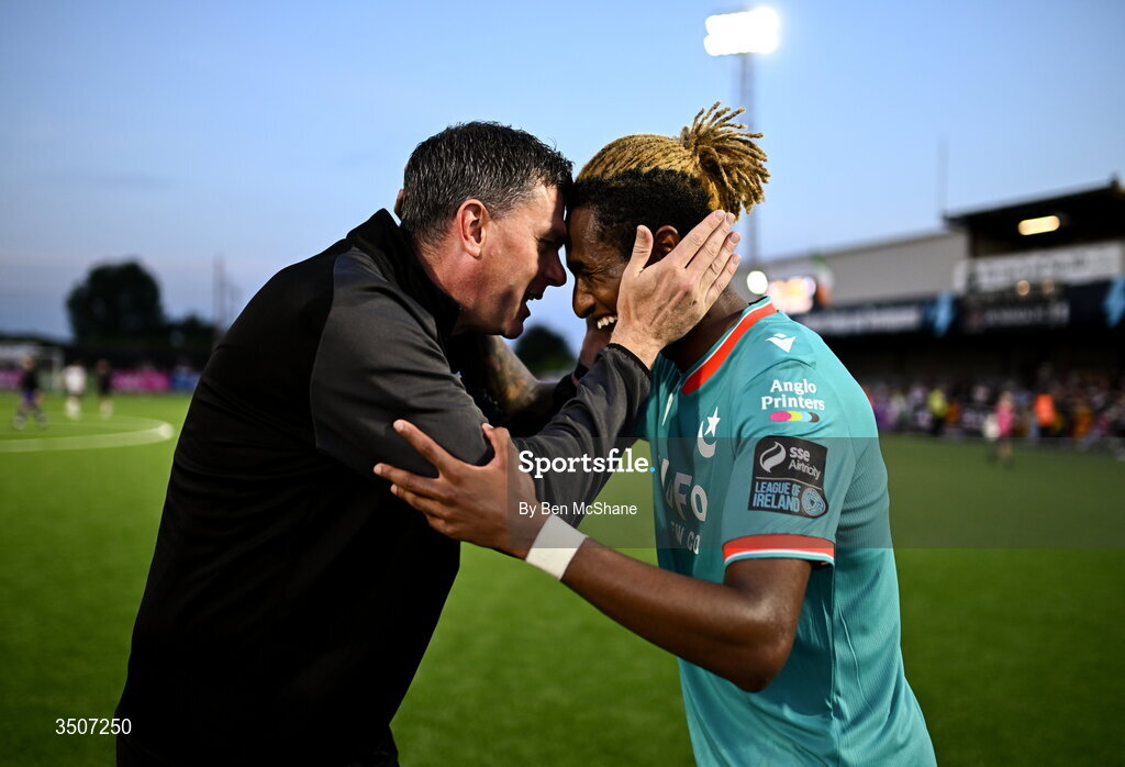 10 July 2026; Drogheda United manager Kevin Doherty, left, celebrates with Jason Bucknor of Drogheda United after the SSE Airtricity Men’s Premier Division match between Dundalk and Drogheda United at Oriel Park in Dundalk, Louth. Photo by Ben McShane/Sportsfile