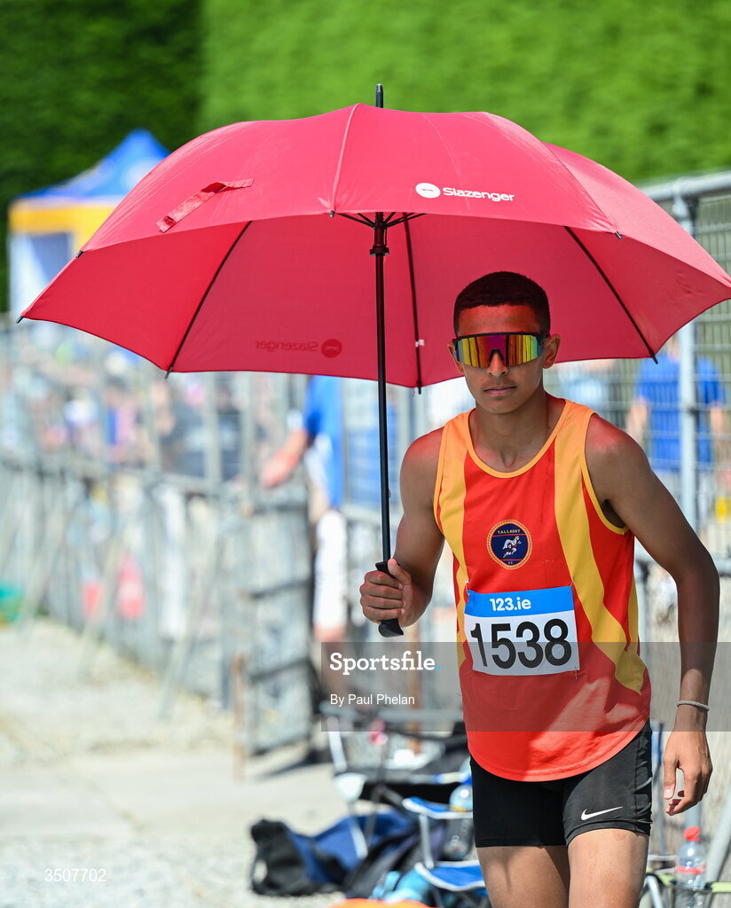 11 July 2026; Mason Mitchell of Tallaght A.C. uses a sun umbrella to protect himself from the sun during day three of the 123.ie National Championships at Tullamore Harriers Athletics Club in Tullamore, Offaly. Photo by Paul Phelan/Sportsfile