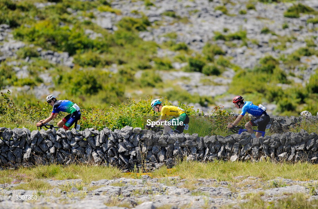 11 July 2026; Rian McCrystal of Cycling Ireland, centre, during Stage 5 of 2026 Junior Tour of Ireland to Ballyallia Lake. Photo by Stephen McMahon/Sportsfile