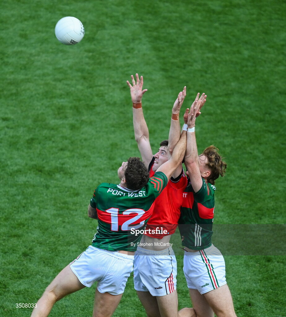 11 July 2026; Dara McDonnell of Louth in action against Jordan Flynn, left, and Jack Carney of Mayo during the GAA Football All-Ireland Senior Championship semi-final match between Mayo and Louth at Croke Park in Dublin. Photo by Stephen McCarthy/Sportsfile