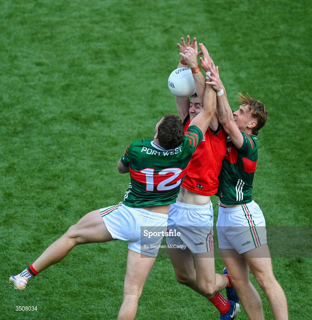 11 July 2026; Dara McDonnell of Louth in action against Jordan Flynn, left, and Jack Carney of Mayo during the GAA Football All-Ireland Senior Championship semi-final match between Mayo and Louth at Croke Park in Dublin. Photo by Stephen McCarthy/Sportsfile