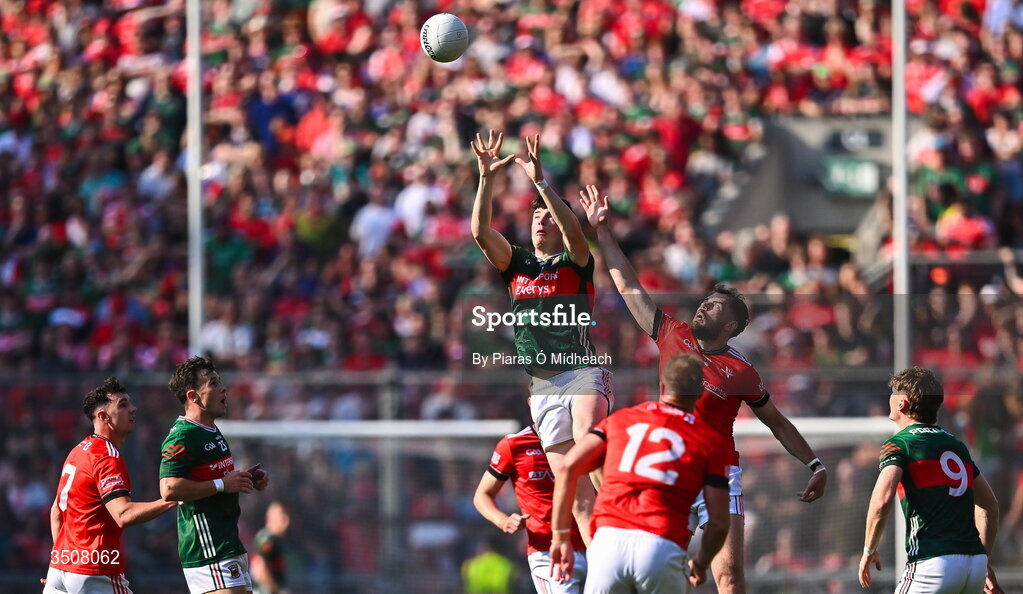 11 July 2026; Bob Tuohy of Mayo in action against Conor Early of Louth during the GAA Football All-Ireland Senior Championship semi-final match between Mayo and Louth at Croke Park in Dublin. Photo by Piaras Ó Mídheach/Sportsfile