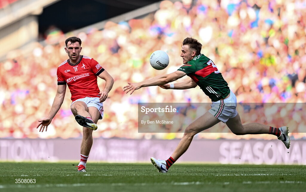 11 July 2026; Sam Mulroy of Louth in action against Donnacha McHugh of Mayo during the GAA Football All-Ireland Senior Championship semi-final match between Mayo and Louth at Croke Park in Dublin. Photo by Ben McShane/Sportsfile