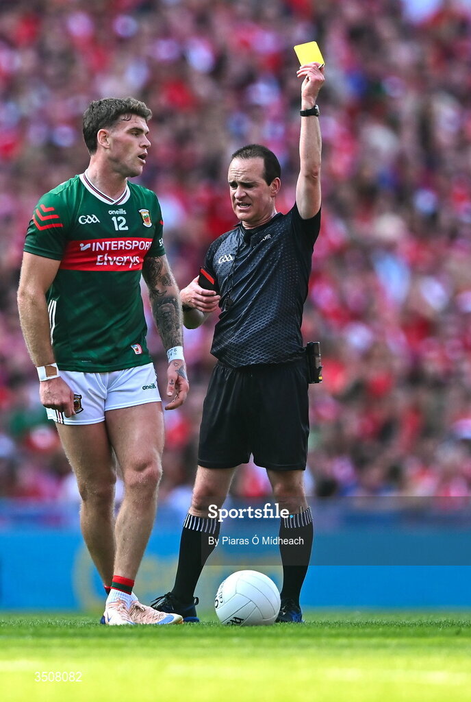 11 July 2026; Referee David Coldrick shows the yellow card to Jordan Flynn of Mayo during the GAA Football All-Ireland Senior Championship semi-final match between Mayo and Louth at Croke Park in Dublin. Photo by Piaras Ó Mídheach/Sportsfile