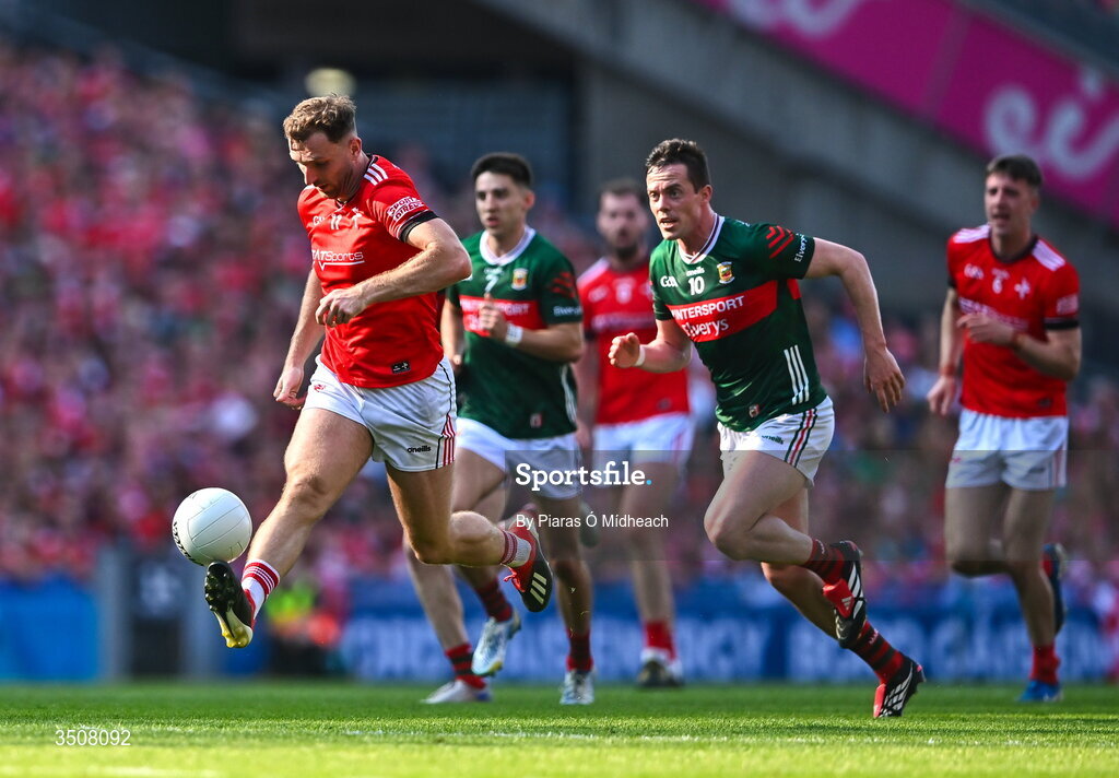 11 July 2026; Sam Mulroy of Louth gets away from Stephen Coen of Mayo, 10, during the GAA Football All-Ireland Senior Championship semi-final match between Mayo and Louth at Croke Park in Dublin. Photo by Piaras Ó Mídheach/Sportsfile