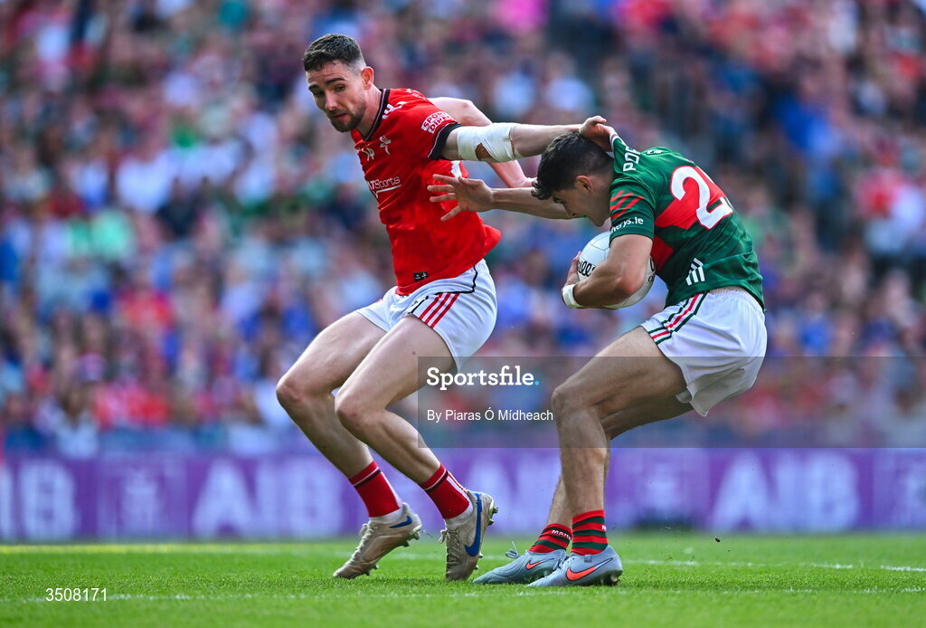 11 July 2026; Tommy Conroy of Mayo in action against Ciarán Downey of Louth during the GAA Football All-Ireland Senior Championship semi-final match between Mayo and Louth at Croke Park in Dublin. Photo by Piaras Ó Mídheach/Sportsfile