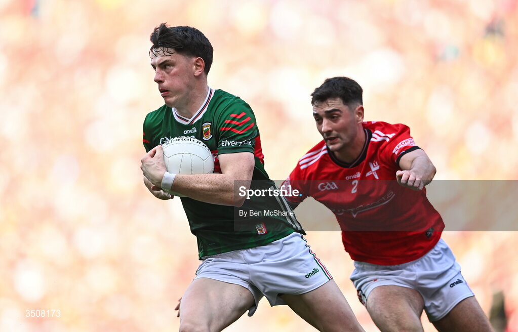 11 July 2026; Bob Tuohy of Mayo in action against Emmet Carolan of Louth during the GAA Football All-Ireland Senior Championship semi-final match between Mayo and Louth at Croke Park in Dublin. Photo by Ben McShane/Sportsfile