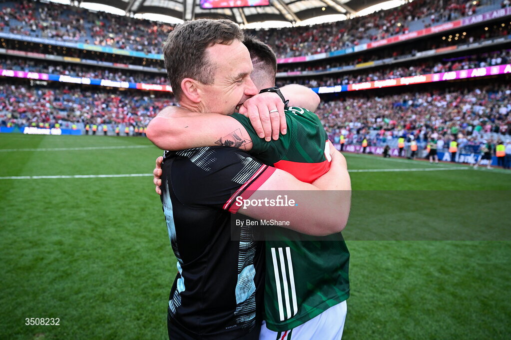 11 July 2026; Mayo manager Andy Moran celebrates with Enda Hession of Mayo after the GAA Football All-Ireland Senior Championship semi-final match between Mayo and Louth at Croke Park in Dublin. Photo by Ben McShane/Sportsfile