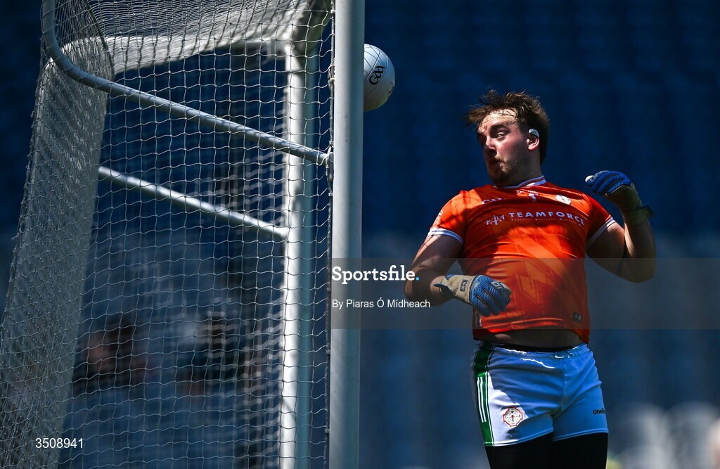 12 July 2026; London goalkeeper Caolan Doyle watches the ball hit the post during the GAA Football All-Ireland Junior Championship Final match between USGAA and London at Croke Park in Dublin. Photo by Piaras Ó Mídheach/Sportsfile