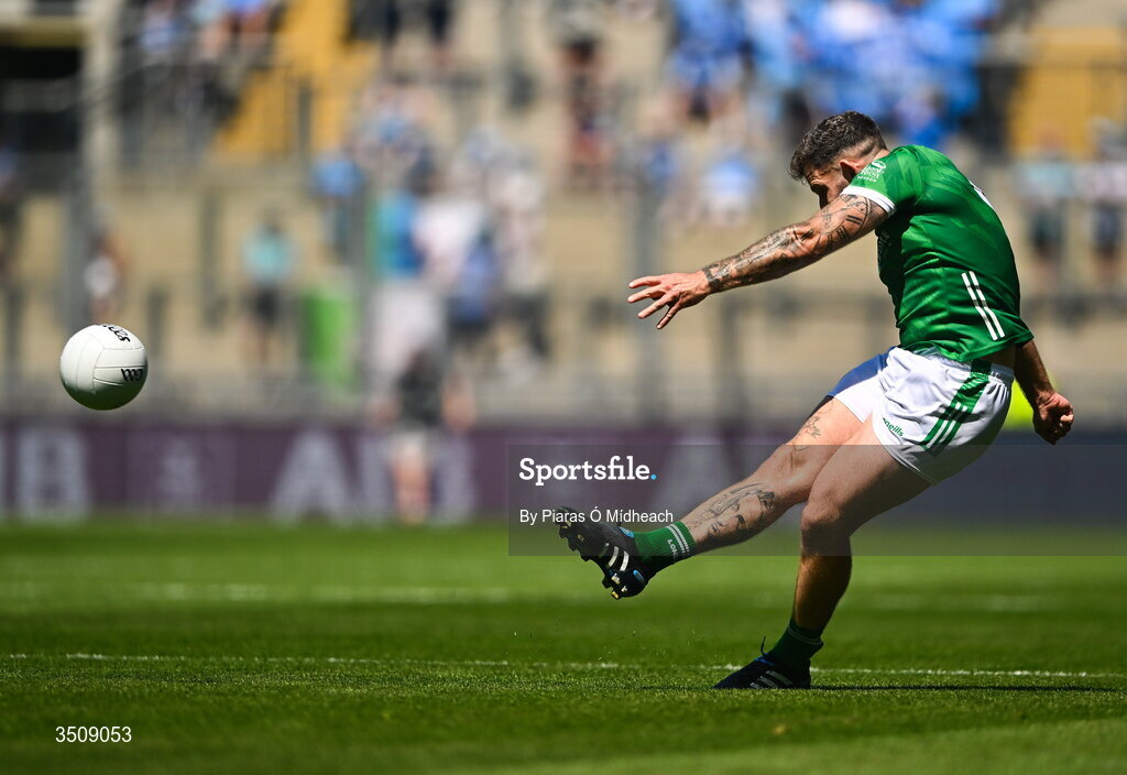 12 July 2026; Noel Maher of London kicks a two-pointer from a free during the GAA Football All-Ireland Junior Championship Final match between USGAA and London at Croke Park in Dublin. Photo by Piaras Ó Mídheach/Sportsfile