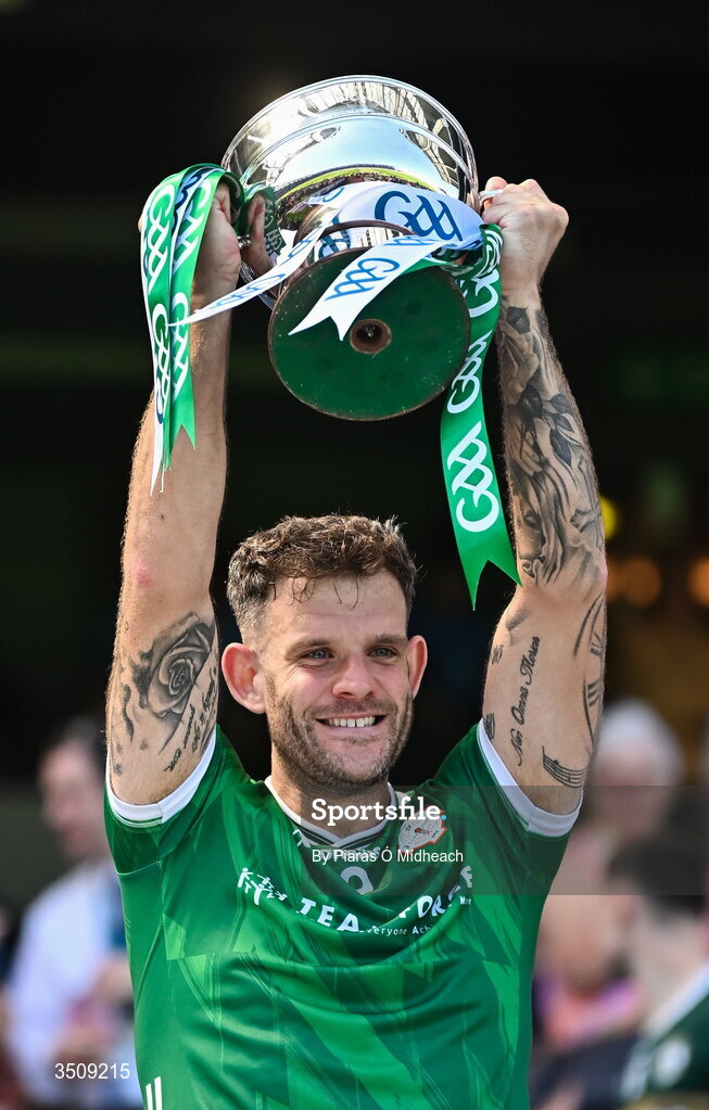 12 July 2026; London captain Noel Maher lifts the cup after his side's victory in the GAA Football All-Ireland Junior Championship Final match between USGAA and London at Croke Park in Dublin. Photo by Piaras Ó Mídheach/Sportsfile