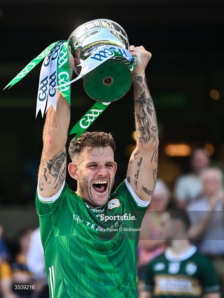 12 July 2026; London captain Noel Maher lifts the cup after his side's victory in the GAA Football All-Ireland Junior Championship Final match between USGAA and London at Croke Park in Dublin. Photo by Piaras Ó Mídheach/Sportsfile