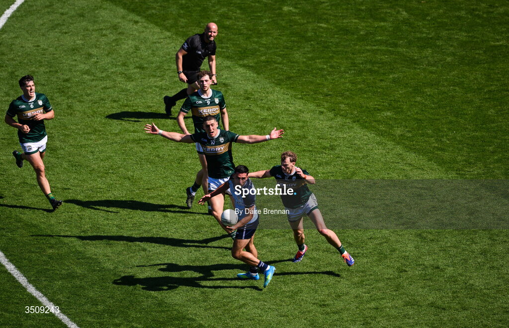 12 July 2026; Niall Scully of Dublin in action against Mark O'Shea of Kerry during the GAA Football All-Ireland Senior Championship semi-final match between Dublin and Kerry at Croke Park in Dublin. Photo by Daire Brennan/Sportsfile