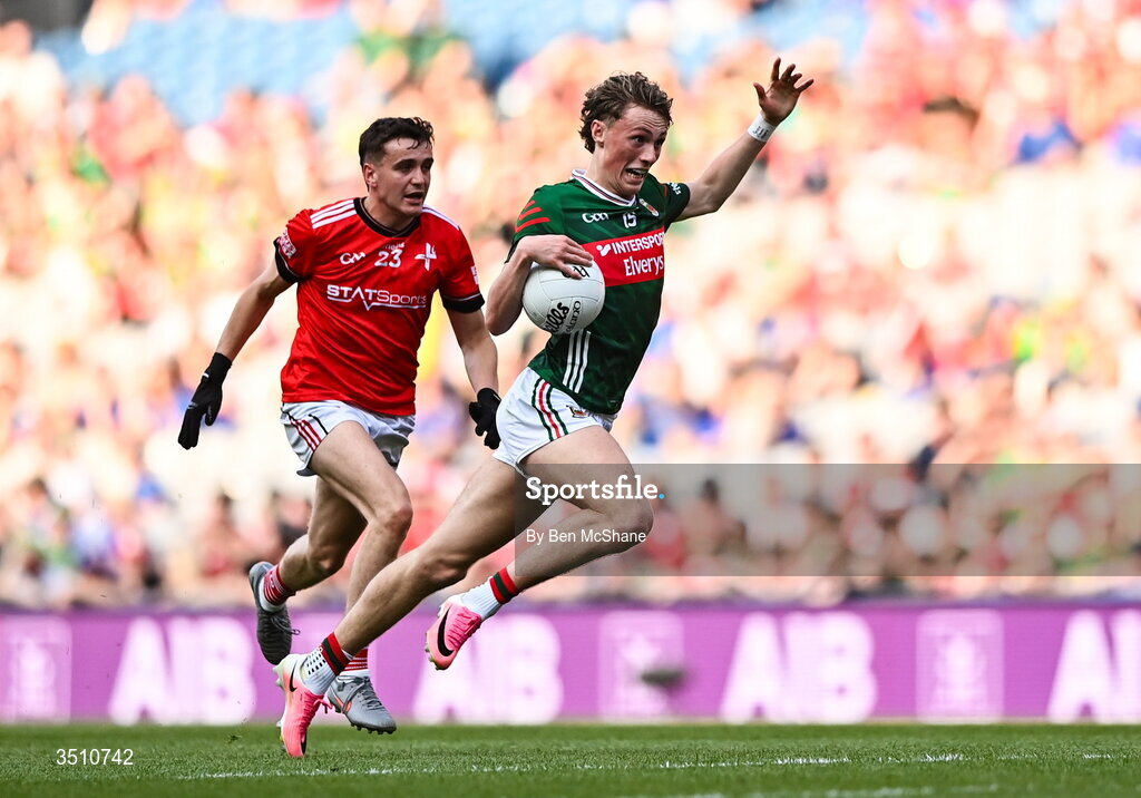11 July 2026; Kobe McDonald of Mayo and Tadgh McDonnell of Louth during the GAA Football All-Ireland Senior Championship semi-final match between Mayo and Louth at Croke Park in Dublin. Photo by Ben McShane/Sportsfile