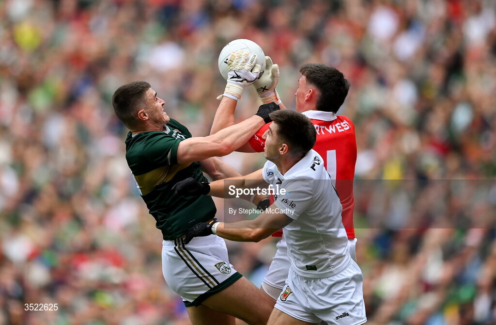 26 July 2026; Seán O'Shea of Kerry in action against Mayo players Enda Hession, centre, and Jack Livingstone during the GAA Football All-Ireland Senior Championship final match between Kerry and Mayo at Croke Park in Dublin. Photo by Stephen McCarthy/Sportsfile