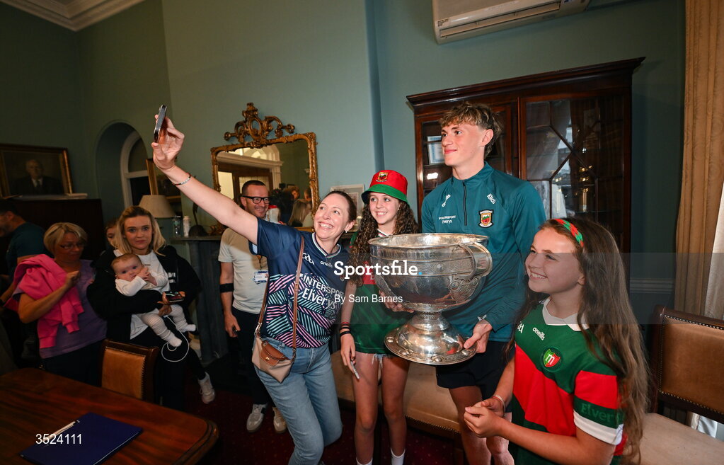 27 July 2026; Kobe McDonald of Mayo with Ann Marie Delaney, Ella Delaney aged 11, and Nicole, aged 9 from Claremorris in Mayo at CHI Temple Street in Dublin after being crowned All-Ireland Senior Football champions following their victory over Kerry in the GAA All-Ireland Senior Football Championship final at Croke Park on Sunday. Photo by Sam Barnes/Sportsfile