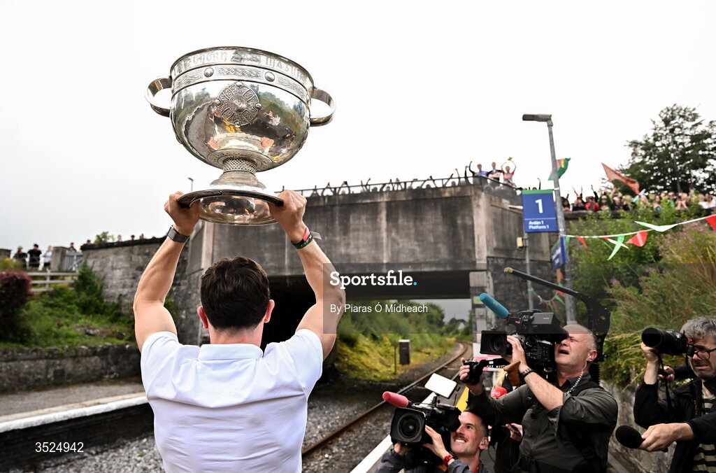 27 July 2026; Mayo captain Jack Coyne celebrates with the Sam Maguire Cup at Castlebar train station as supporters watch on during the homecoming celebrations of the All-Ireland Senior Football Champions at Hastings Insurance MacHale Park in Castlebar, Mayo. Photo by Piaras Ó Mídheach/Sportsfile