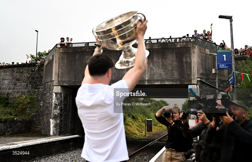 27 July 2026; Mayo captain Jack Coyne celebrates with the Sam Maguire Cup at Castlebar train station as supporters watch on during the homecoming celebrations of the All-Ireland Senior Football Champions at Hastings Insurance MacHale Park in Castlebar, Mayo. Photo by Piaras Ó Mídheach/Sportsfile