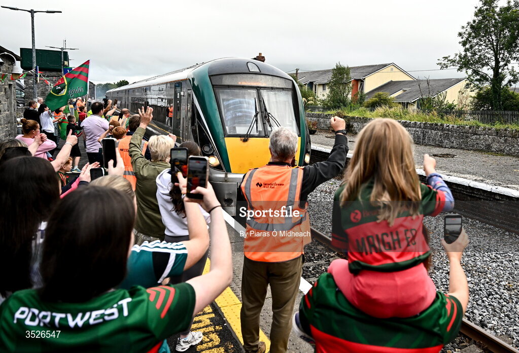 27 July 2026; Supporters and Irish Rail staff at Castlebar train station welcome the arrival of the Mayo team train before the homecoming celebrations of the All-Ireland Senior Football Champions at Hastings Insurance MacHale Park in Castlebar, Mayo. Photo by Piaras Ó Mídheach/Sportsfile
