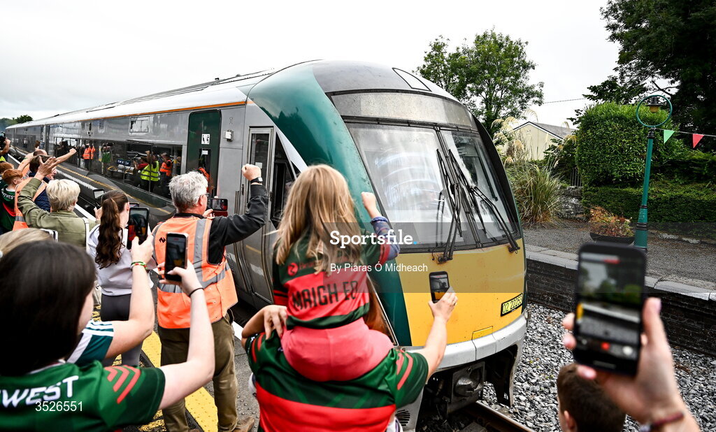 27 July 2026; Supporters and Irish Rail staff at Castlebar train station welcome the arrival of the Mayo team train before the homecoming celebrations of the All-Ireland Senior Football Champions at Hastings Insurance MacHale Park in Castlebar, Mayo. Photo by Piaras Ó Mídheach/Sportsfile