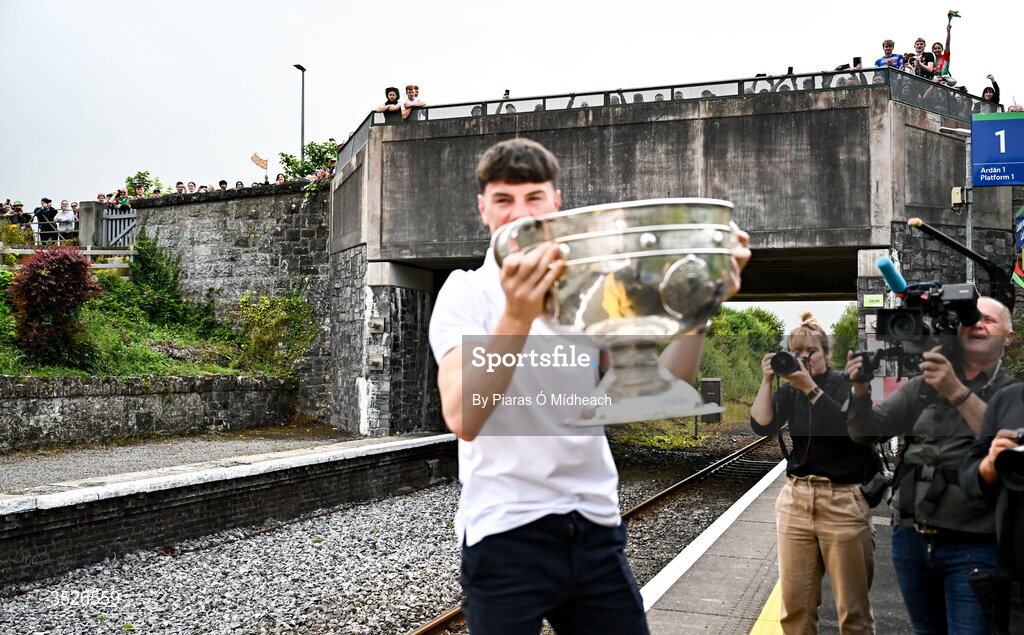 27 July 2026; Mayo footballer Bob Tuohy with the Sam Maguire Cup at Castlebar train station before the homecoming celebrations of the All-Ireland Senior Football Champions at Hastings Insurance MacHale Park in Castlebar, Mayo. Photo by Piaras Ó Mídheach/Sportsfile