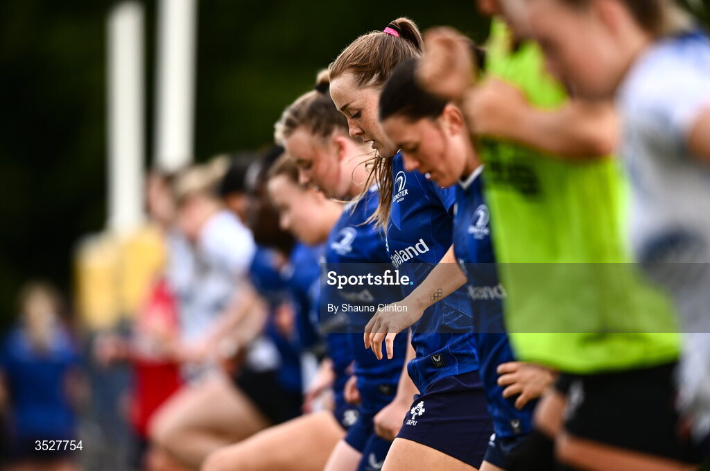 30 July 2026; Amy Larn, centre, and team-mates during an Leinster rugby women open training session at Kings Hospital School in Dublin. Photo by Shauna Clinton/Sportsfile