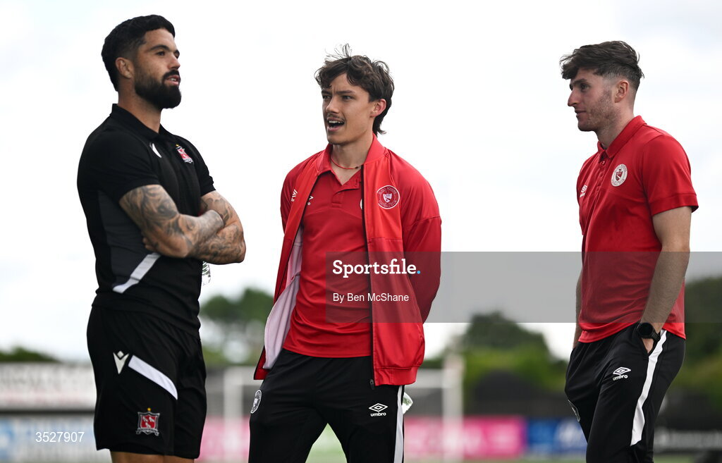 31 July 2026; Dundalk's Declan McDaid, left, with Sligo Rovers players Archie Meekison and James McManus, right, before the SSE Airtricity Premier Division match between Dundalk and Sligo Rovers at Oriel Park in Dundalk, Louth. Photo by Ben McShane/Sportsfile
