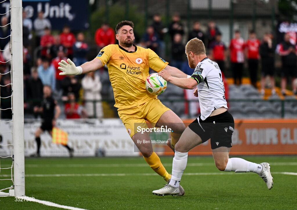 31 July 2026; Sligo Rovers goalkeeper Sam Sargeant saves a header from Daryl Horgan of Dundalk during the SSE Airtricity Premier Division match between Dundalk and Sligo Rovers at Oriel Park in Dundalk, Louth. Photo by Ben McShane/Sportsfile