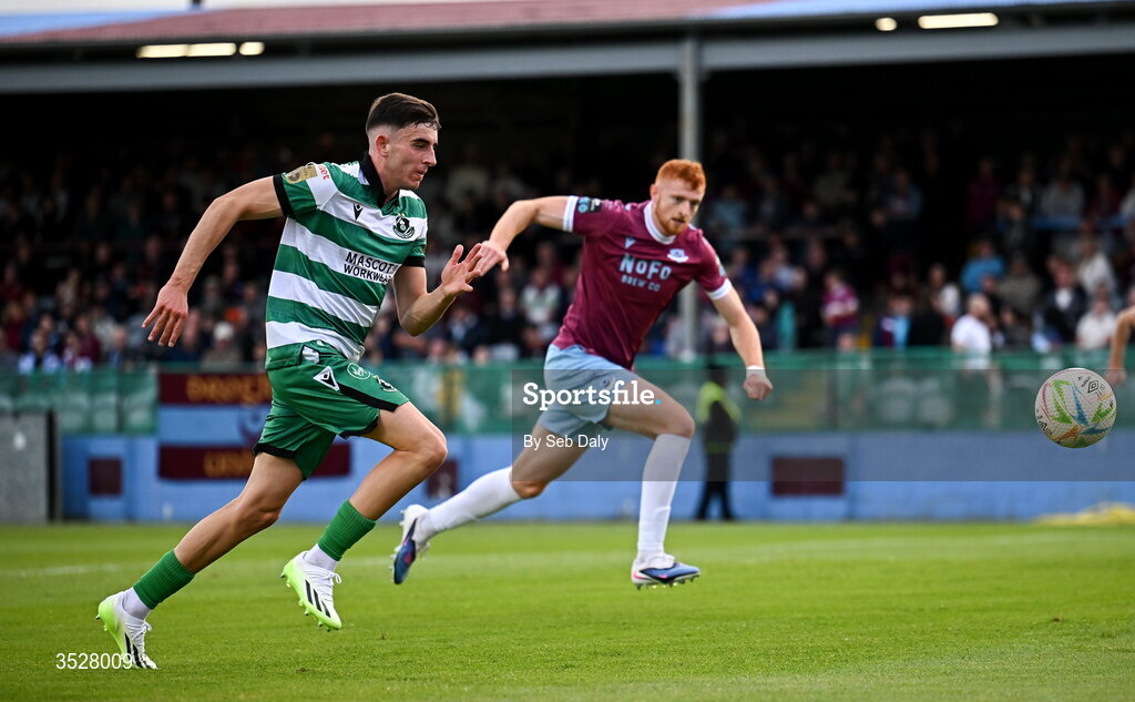 31 July 2026; Luke O'Regan of Shamrock Rovers in action against James Bolger of Drogheda United during the SSE Airtricity Men’s Premier Division match between Drogheda United and Shamrock Rovers at Sullivan & Lambe Park in Drogheda, Louth. Photo by Seb Daly/Sportsfile