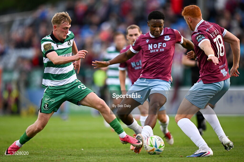 31 July 2026; Michael Noonan of Shamrock Rovers in action against Drogheda United players Edwin Agbaje, centre, and James Bolger during the SSE Airtricity Men’s Premier Division match between Drogheda United and Shamrock Rovers at Sullivan & Lambe Park in Drogheda, Louth. Photo by Seb Daly/Sportsfile