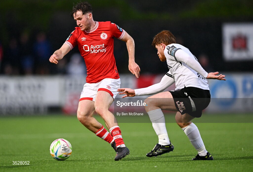 31 July 2026; James McManus of Sligo Rovers in action against Aodh Dervin of Dundalk during the SSE Airtricity Premier Division match between Dundalk and Sligo Rovers at Oriel Park in Dundalk, Louth. Photo by Ben McShane/Sportsfile