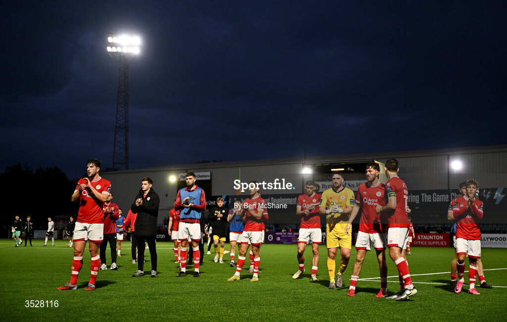 31 July 2026; Sligo Rovers players applaud supporters after the SSE Airtricity Premier Division match between Dundalk and Sligo Rovers at Oriel Park in Dundalk, Louth. Photo by Ben McShane/Sportsfile
