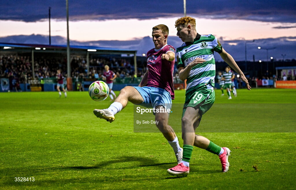 31 July 2026; Warren Davis of Drogheda United in action against Adam Brennan of Shamrock Rovers during the SSE Airtricity Men’s Premier Division match between Drogheda United and Shamrock Rovers at Sullivan & Lambe Park in Drogheda, Louth. Photo by Seb Daly/Sportsfile
