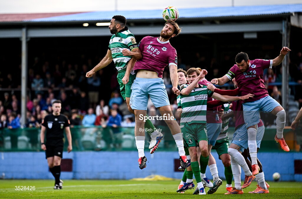 31 July 2026; Conor Keeley of Drogheda United in action against Roberto Lopes of Shamrock Rovers during the SSE Airtricity Men’s Premier Division match between Drogheda United and Shamrock Rovers at Sullivan & Lambe Park in Drogheda, Louth. Photo by Seb Daly/Sportsfile