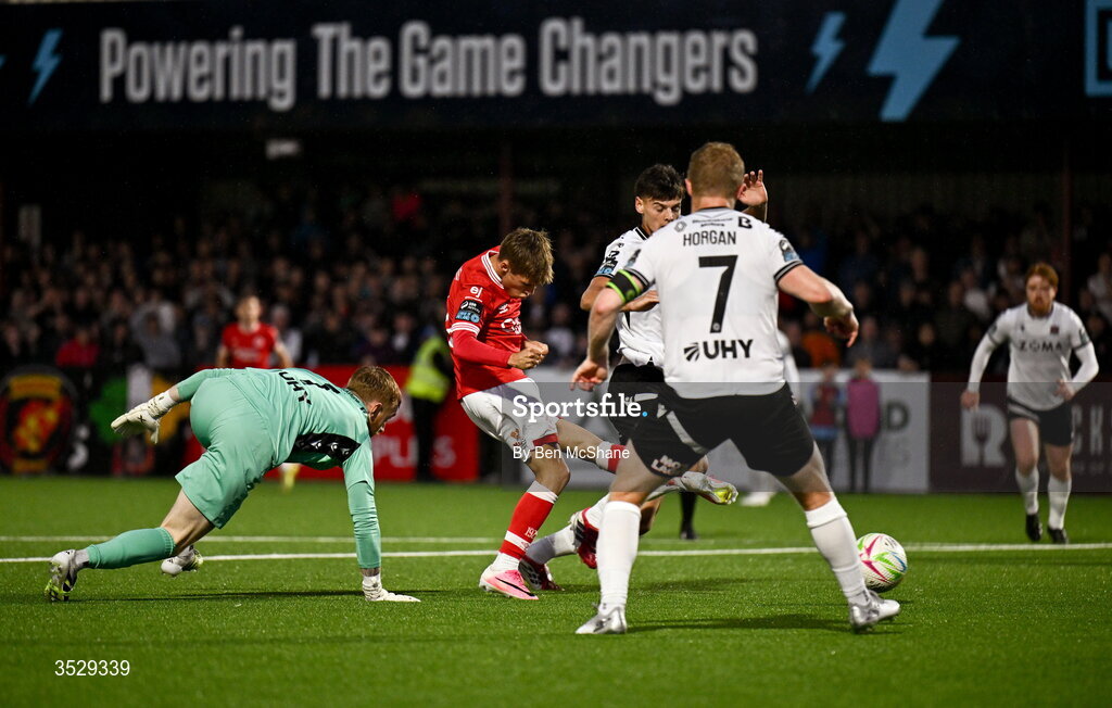 31 July 2026; Trey George of Sligo Rovers has a shot on goal, in the lead up to Sligo Rovers' late equalising goal, during the SSE Airtricity Premier Division match between Dundalk and Sligo Rovers at Oriel Park in Dundalk, Louth. Photo by Ben McShane/Sportsfile