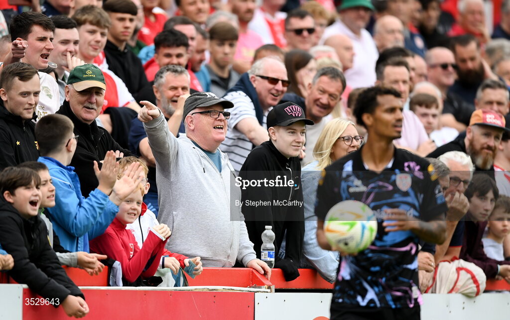 2 August 2026; St Patrick's Athletic supporters offer Brooklyn Lyons-Foster of Derry City advice during the SSE Airtricity Men's Premier Division match between St Patrick's Athletic and Derry City at Richmond Park in Dublin. Photo by Stephen McCarthy/Sportsfile
