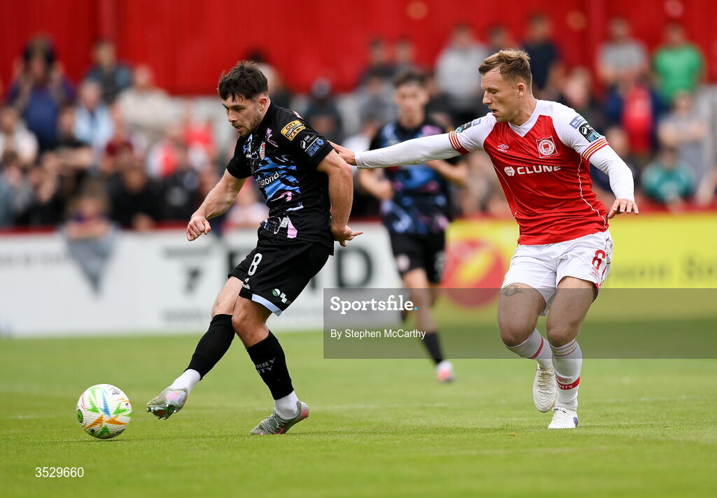 2 August 2026; Adam O'Reilly of Derry City in action against Jamie Lennon of St Patrick's Athletic during the SSE Airtricity Men's Premier Division match between St Patrick's Athletic and Derry City at Richmond Park in Dublin. Photo by Stephen McCarthy/Sportsfile