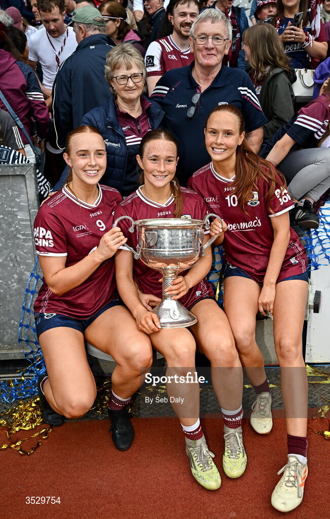 2 August 2026; Galway players, from left, Siobhán Divilly, Niamh Divilly and Olivia Divilly celebrate with their parents Catherine and Michael, and the Brendan Martin Cup, after the LGFA TG4 All-Ireland Senior Championship final match between Galway and Kerry at Croke Park in Dublin. Photo by Seb Daly/Sportsfile