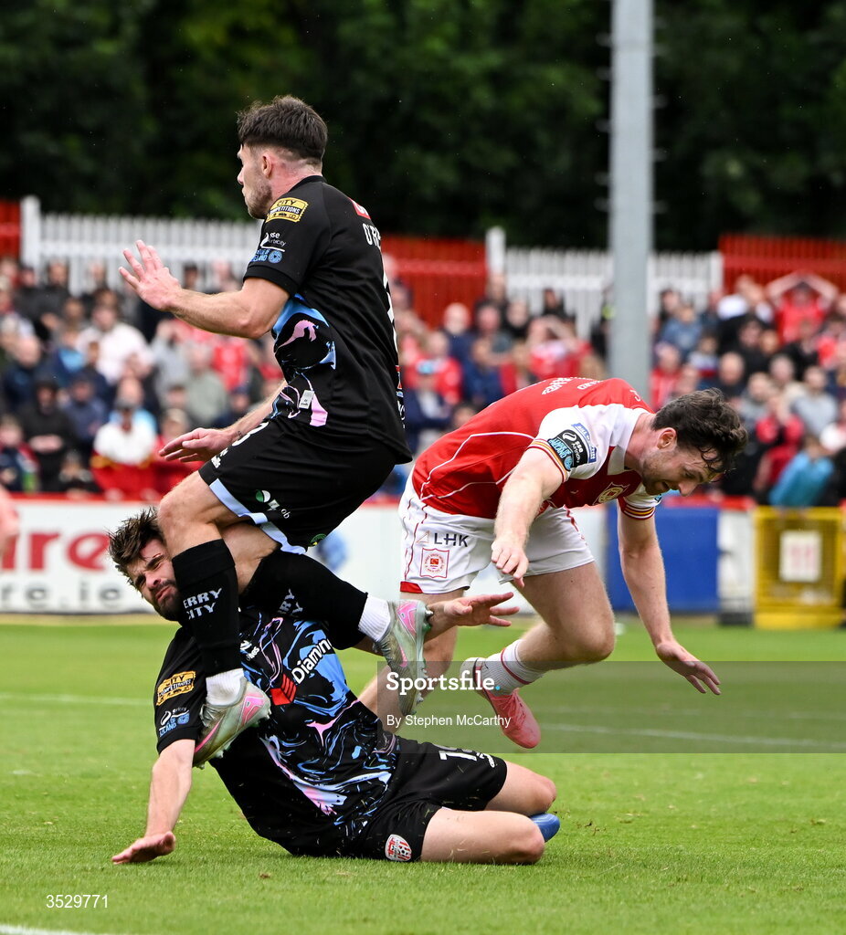 2 August 2026; Adam O'Reilly clashes with his Derry City team-mate Brandon Fleming resulting in a head injury during the SSE Airtricity Men's Premier Division match between St Patrick's Athletic and Derry City at Richmond Park in Dublin. Photo by Stephen McCarthy/Sportsfile