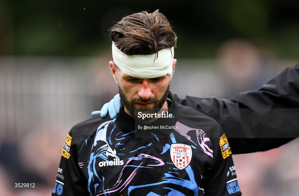2 August 2026; Brandon Fleming of Derry City leaves the pitch after picking up a head injury during the SSE Airtricity Men's Premier Division match between St Patrick's Athletic and Derry City at Richmond Park in Dublin. Photo by Stephen McCarthy/Sportsfile